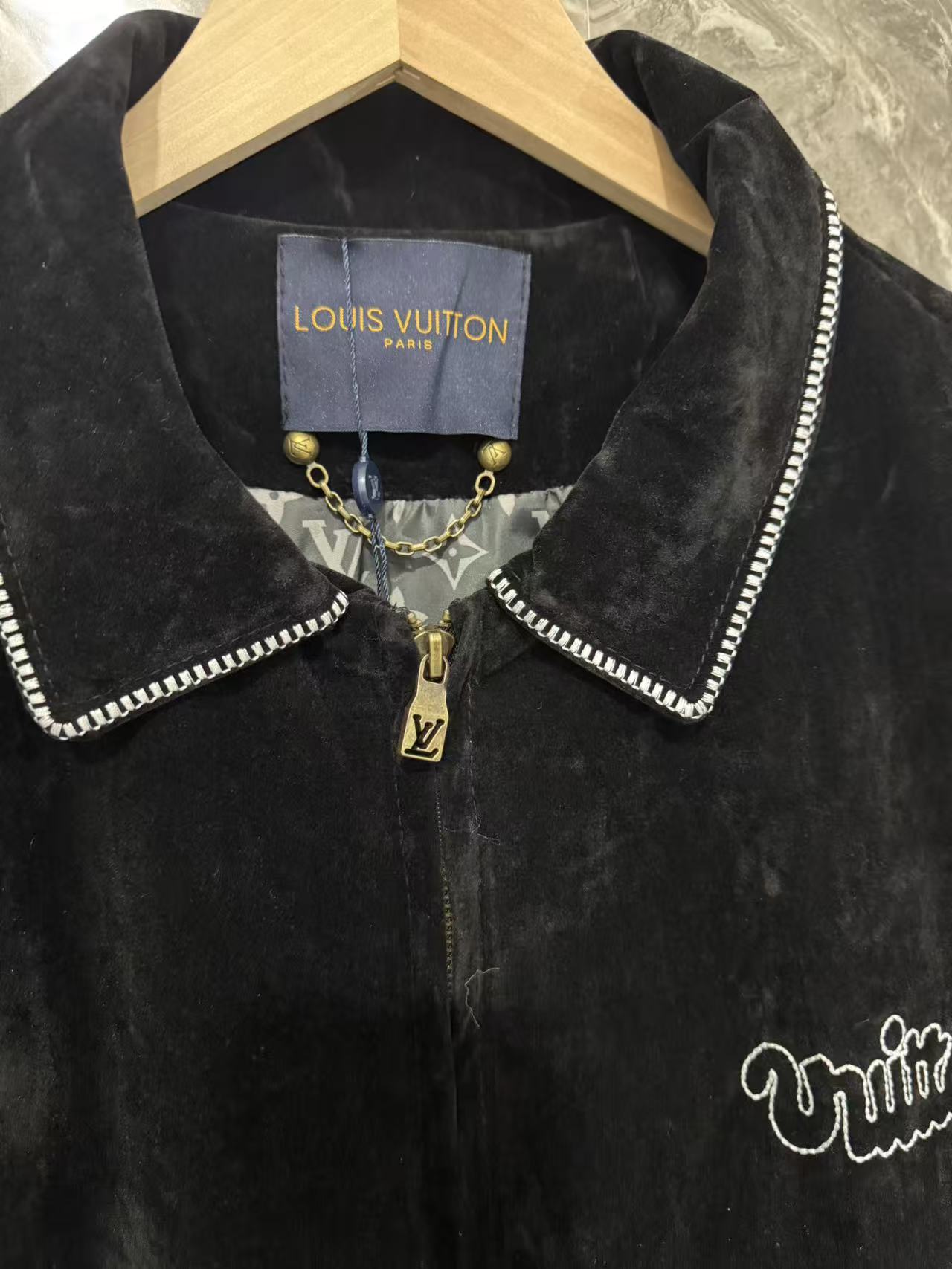 ルイ・ヴィトン「Louis Vuitton」刺繍スエード革 フライトジャケット