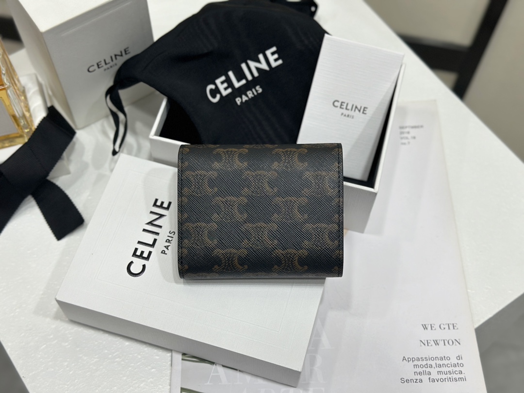 セリーヌ「Celine」Triomphe キャンバス & レザー フラップ ウォレット
