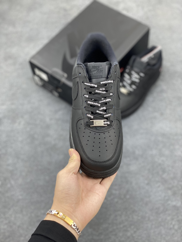 超入手困難「コラボモデル」Supreme × Nike Air Force 1 Low スニーカー