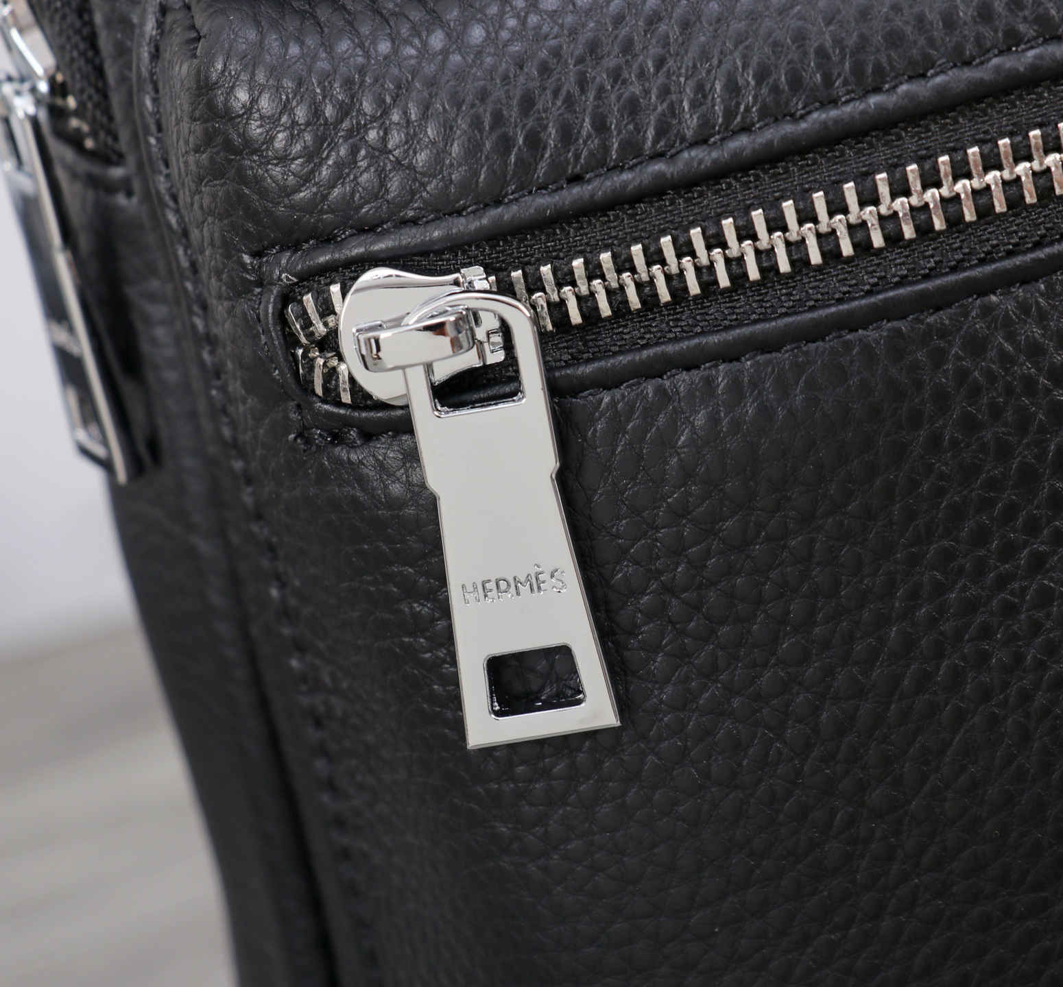 エルメス「Hermès」エンボス レザー ファニーパック