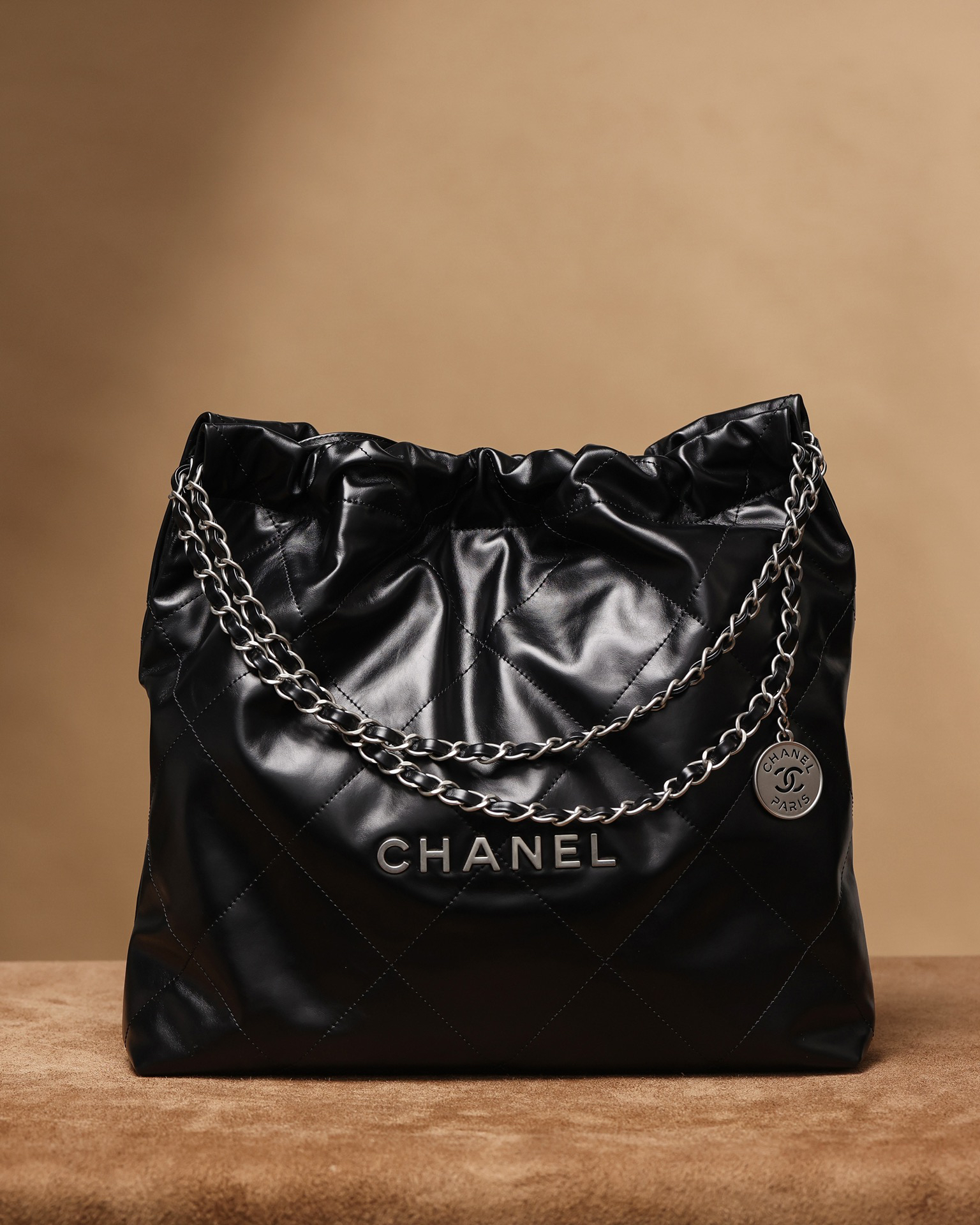 シャネル「Chanel」22バッグ シルバーロゴ ミディアムサイズ