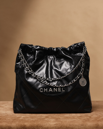 シャネル「Chanel」22バッグ シルバーロゴ ミディアムサイズ