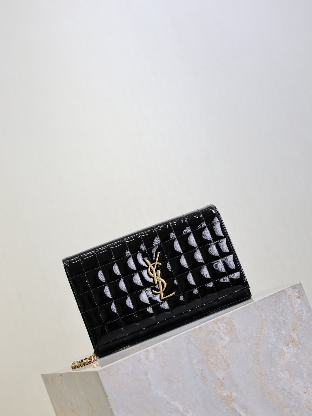 2026サンローラン「Saint Laurent CASSANDRE レザーチェーンウォレット グランド