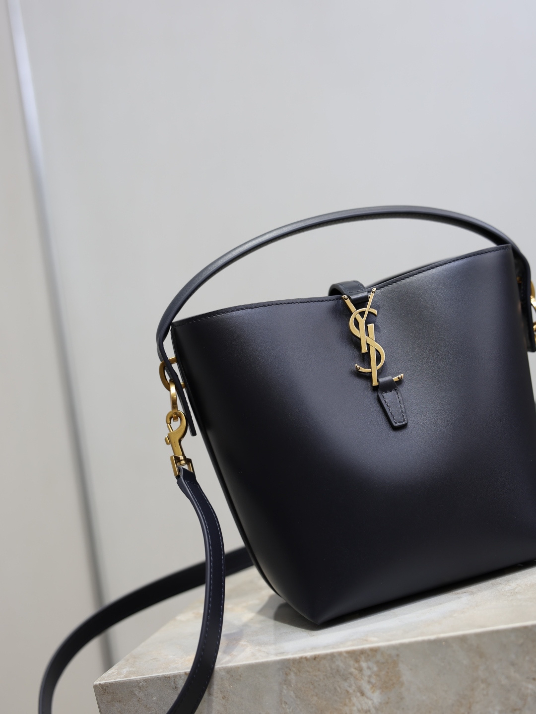 2026サンローラン「Saint Laurent LE 37 プティ スムースカーフレザー バケツバッグ