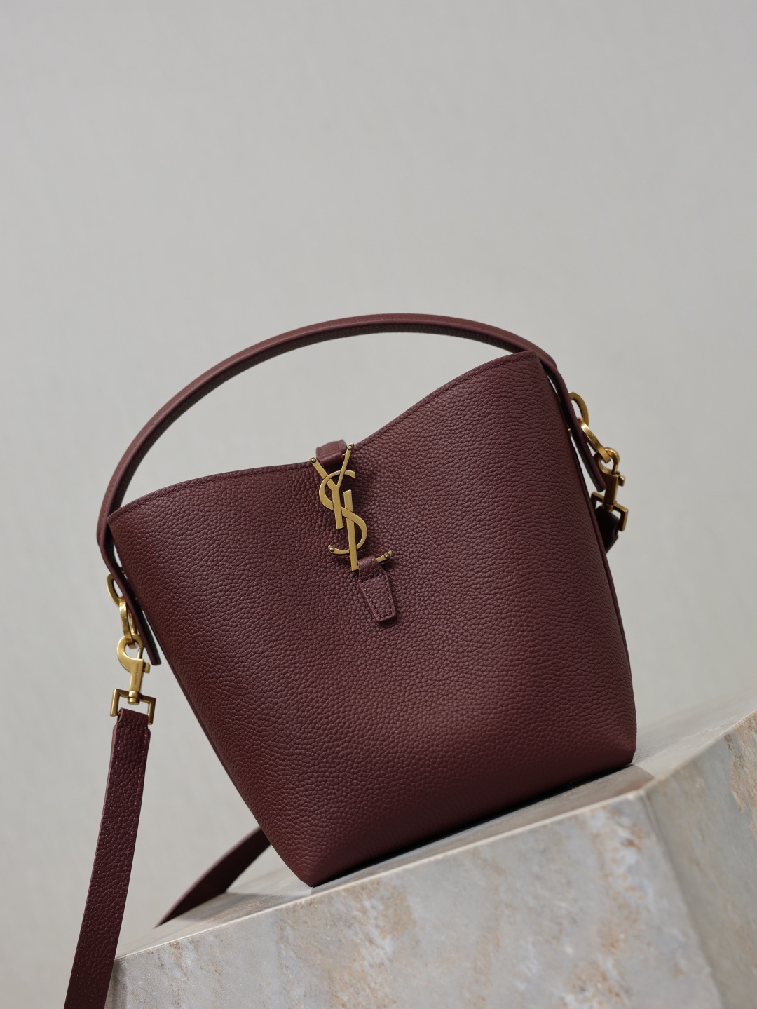 2026サンローラン「Saint Laurent LE 37 プティ ブレイデッドレザー バケツバッグ