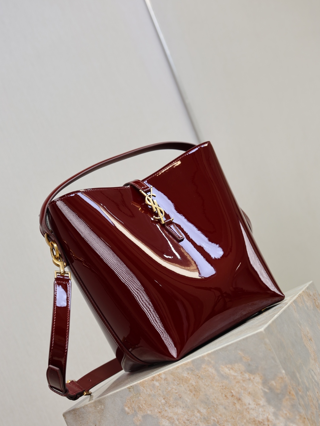 2026サンローラン「Saint Laurent LE 5 À 7 BEA パテントレザー バケツバッグ