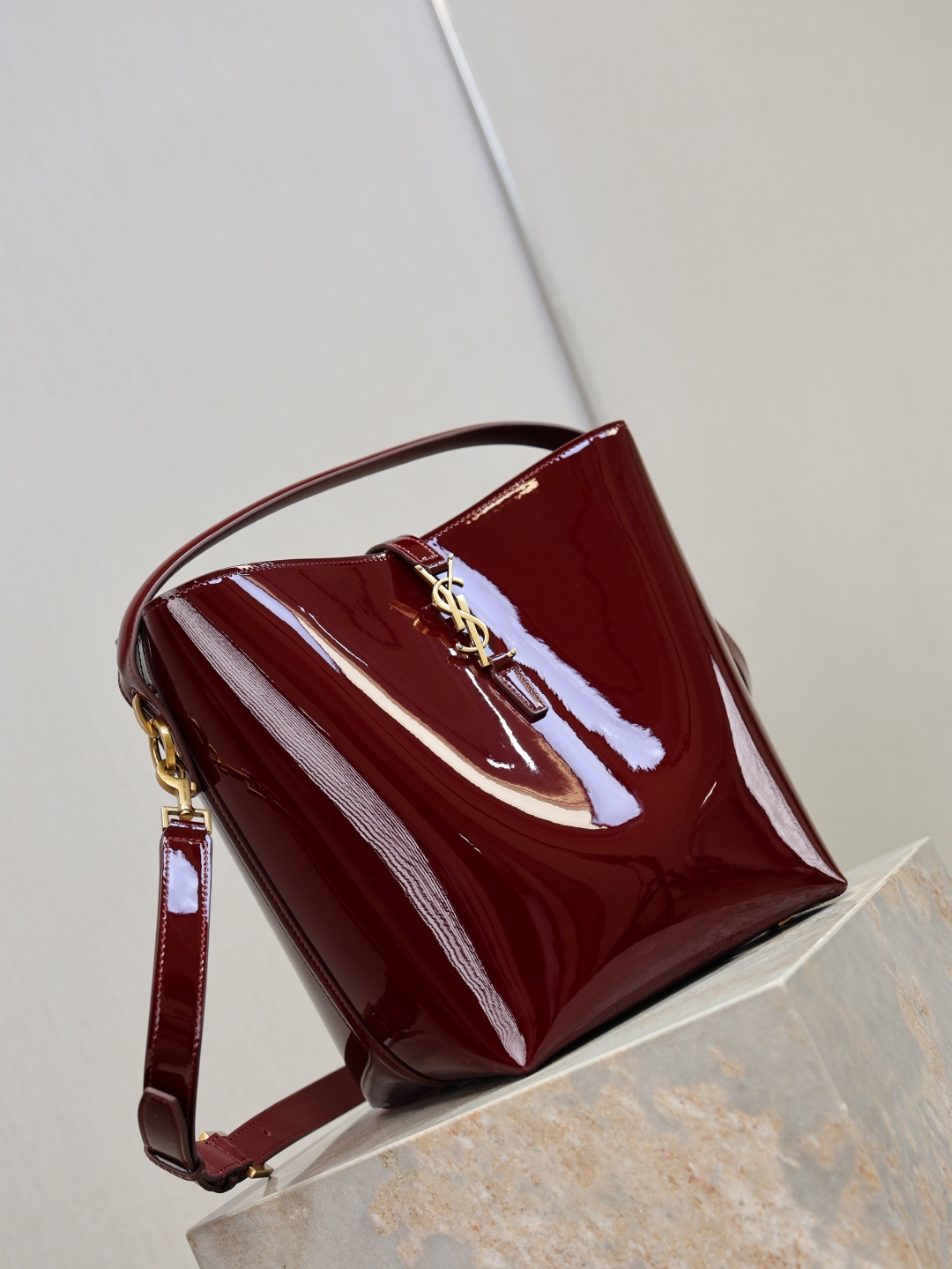 2026サンローラン「Saint Laurent LE 5 À 7 BEA パテントレザー バケツバッグ