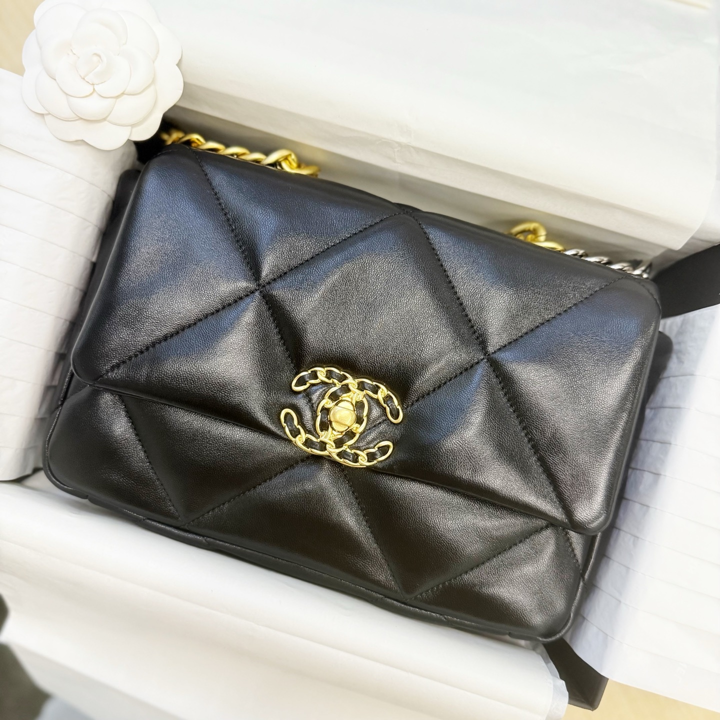 シャネル「Chanel」バッグ ミディアムサイ