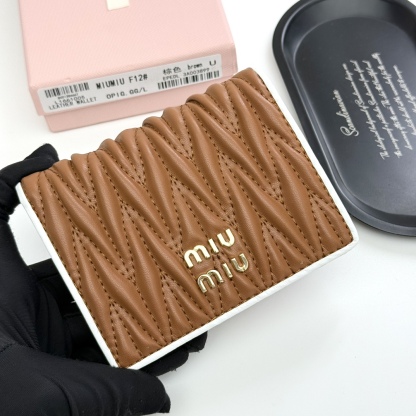 ミュウミュウ「Miu Miu」ミュウミュウ マテラッセ ラムスキン マルチウォレット F12 / コンパクトウォレット