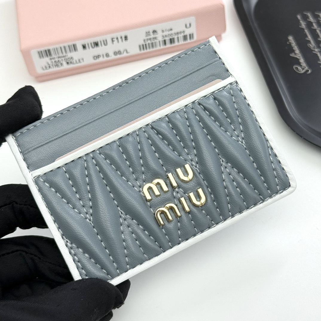 ミュウミュウ「Miu Miu」ミュウミュウ マテラッセ ラムスキン マルチウォレット F11 / コンパクトウォレット.