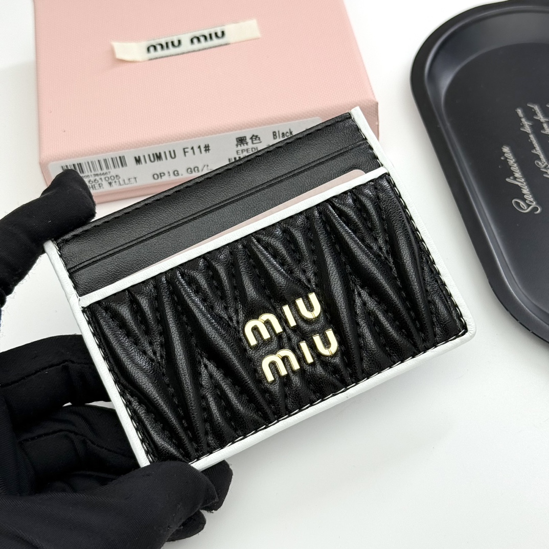 ミュウミュウ「Miu Miu」ミュウミュウ マテラッセ ラムスキン マルチウォレット F11 / コンパクトウォレット. 