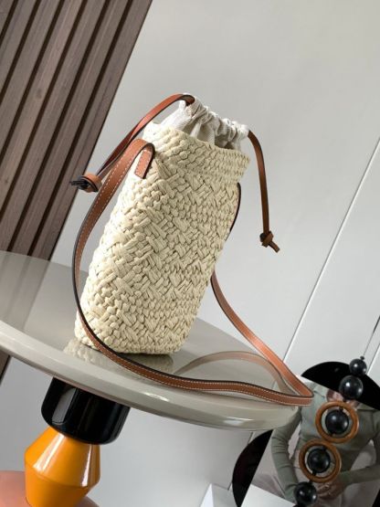 ロエベ「Loewe」 イラカヤシ繊維＆レザー スクエアポーチ-ISETAN PRESTIGE CURATED
