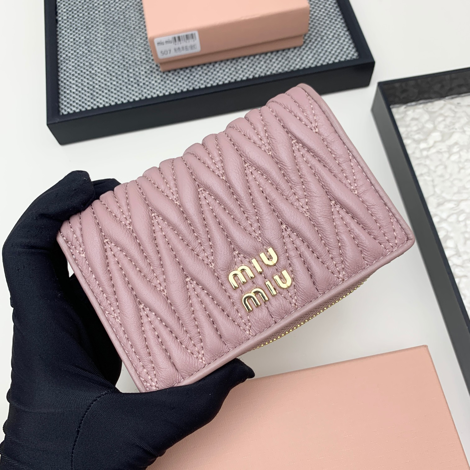 ミュウミュウ「Miu Miu」マテラッセレザー ジップアラウンド 折り財布