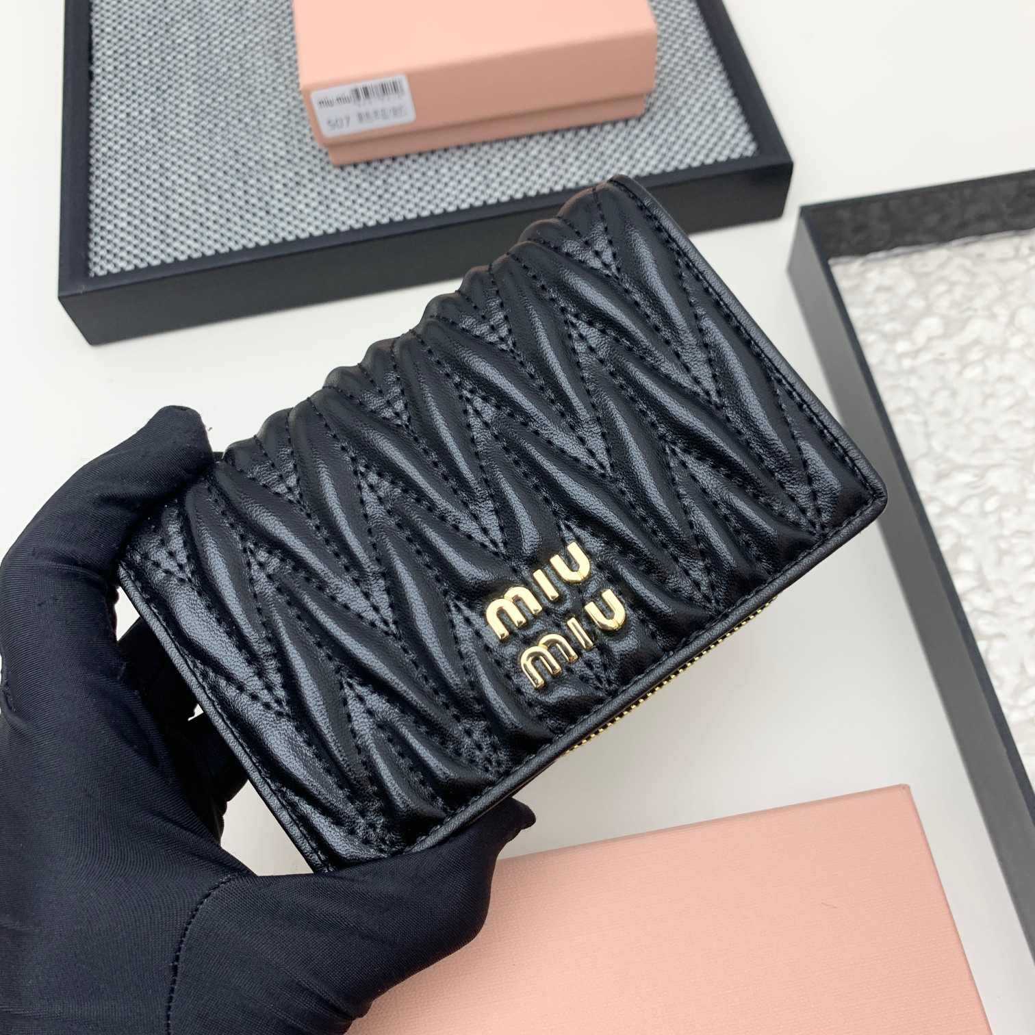 ミュウミュウ「Miu Miu」マテラッセレザー ジップアラウンド 折り財布