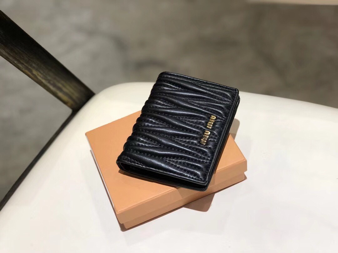 ミュウミュウ「Miu Miu」ミュウミュウ ラムスキン コンパクトバッグ 5439 / ショルダーバッグ