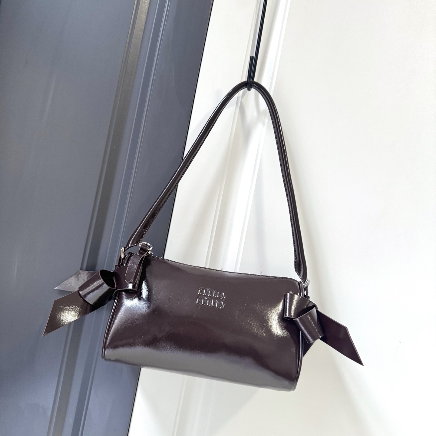 ミュウミュウ「Miu Miu」ミュウミュウ シャイニーレザーポーチ 5NE029 / ハンドバッグ