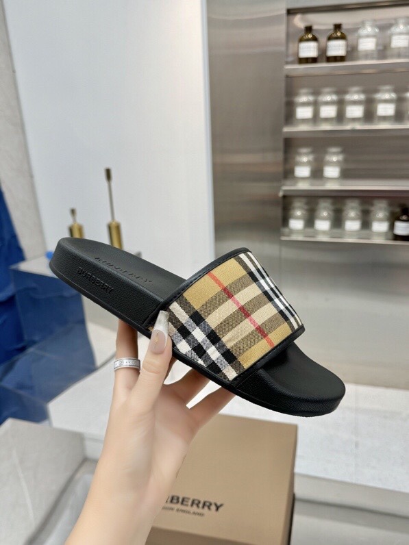 バーバリー「Burberry」バーバリー ヴィンテージ チェック スライドサンダル / ビーチサンダル