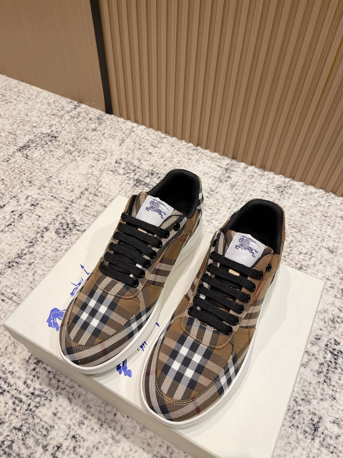 バーバリー「Burberry」バーバリー ボックス スニーカー / プレミアムレザースニーカー