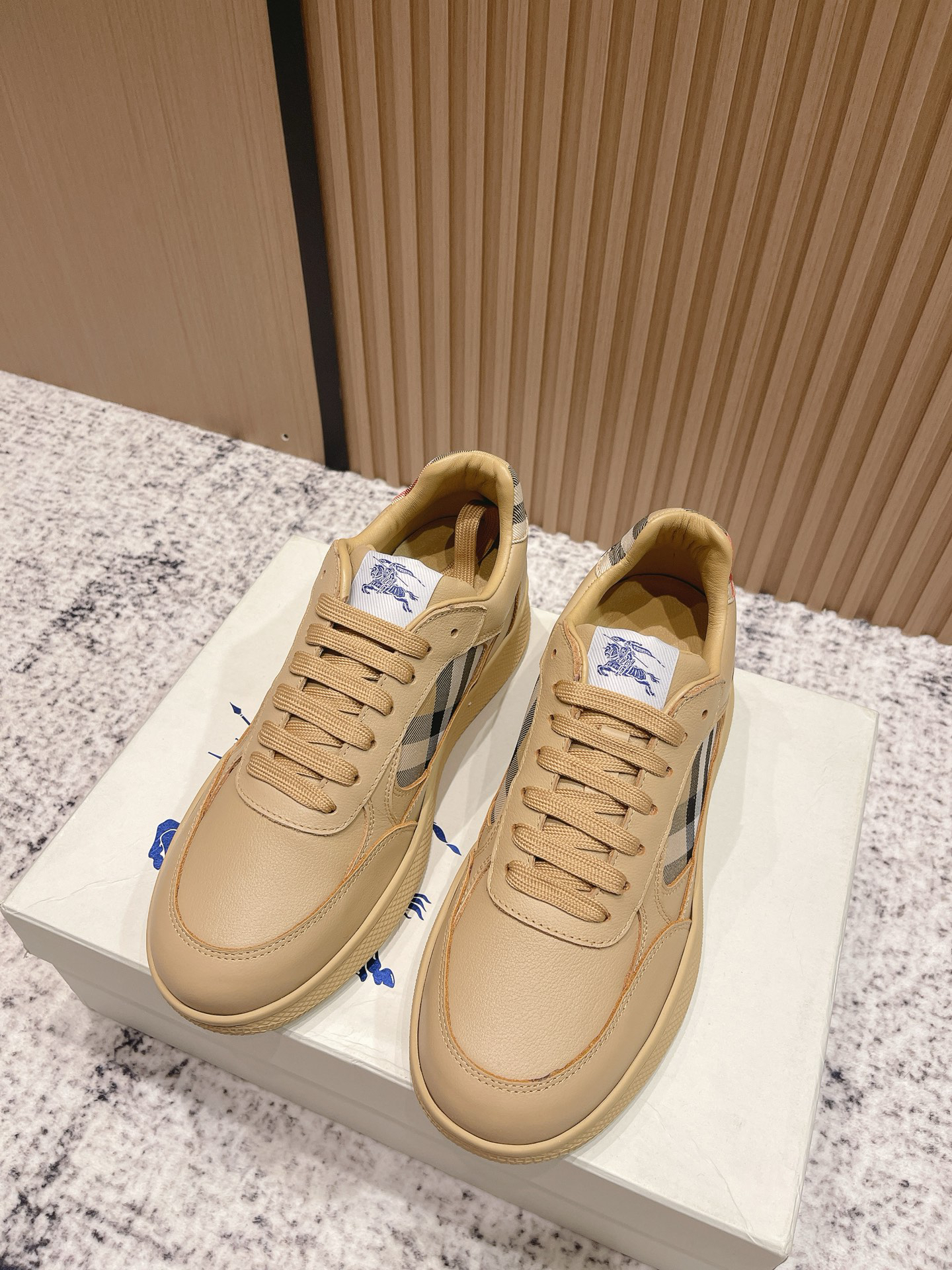 バーバリー「Burberry」バーバリー ボックス スニーカー / プレミアムレザースニーカー