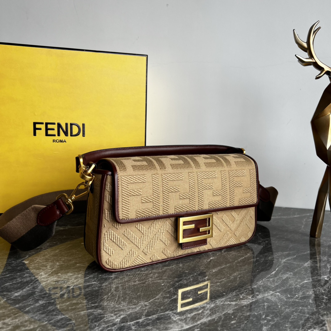 フェンディ「Fendi」Baguette ワッシュデニム シャイニーFFエンブレム バッグ-ISETAN PRESTIGE CURATED
