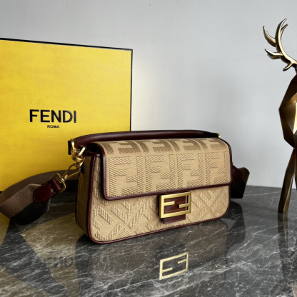 フェンディ「Fendi」Baguette ワッシュデニム シャイニーFFエンブレム バッグ-ISETAN PRESTIGE CURATED