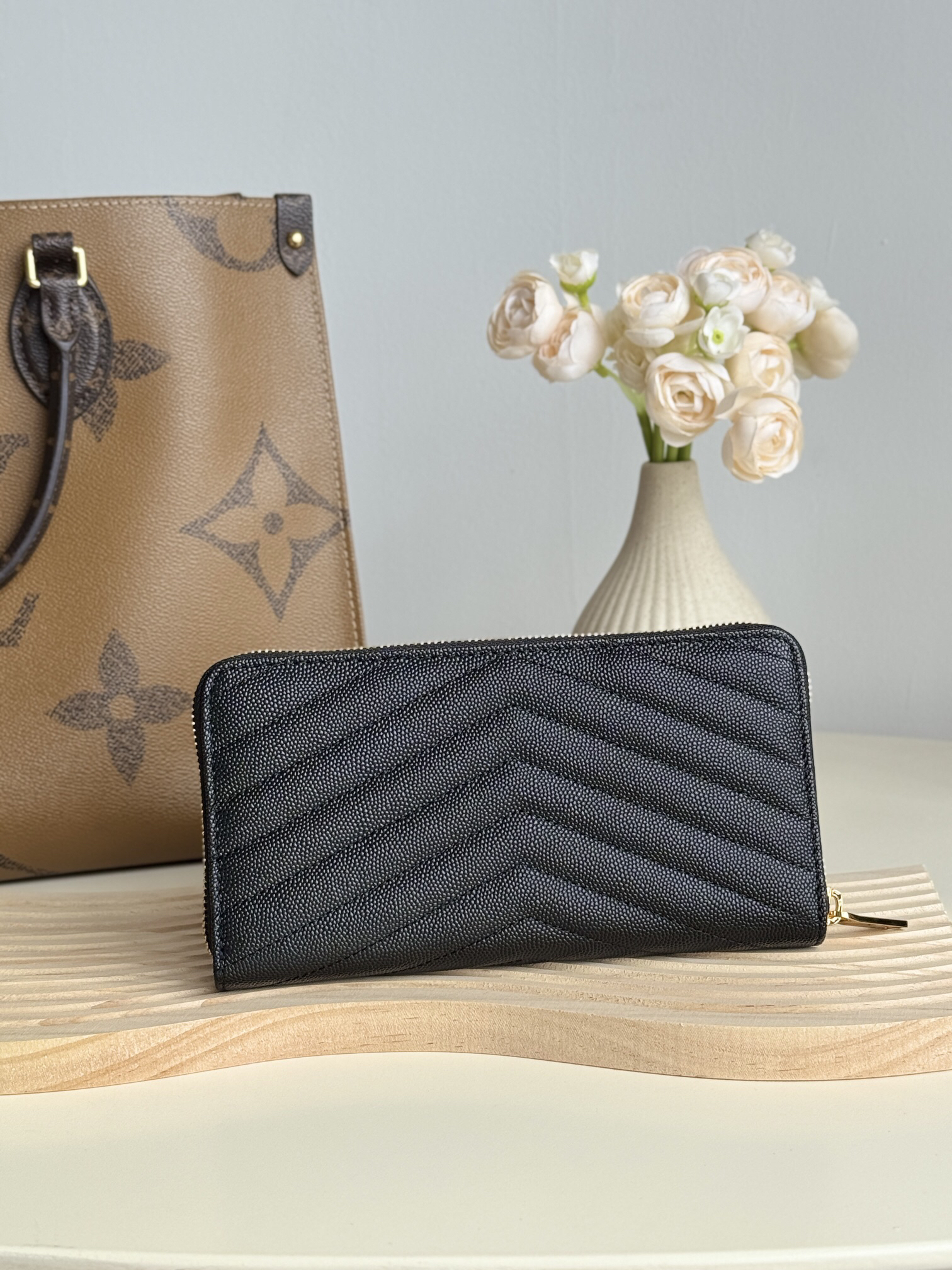 サンローラン「Saint Laurent」モノグラム・サンローラン フルジップウォレット（グレインパウダーテクスチャー キルティングレザー）