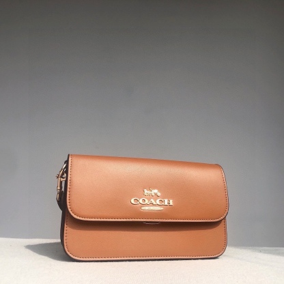 コーチ「Coach」Brynn レザー アンダーアームバッグ