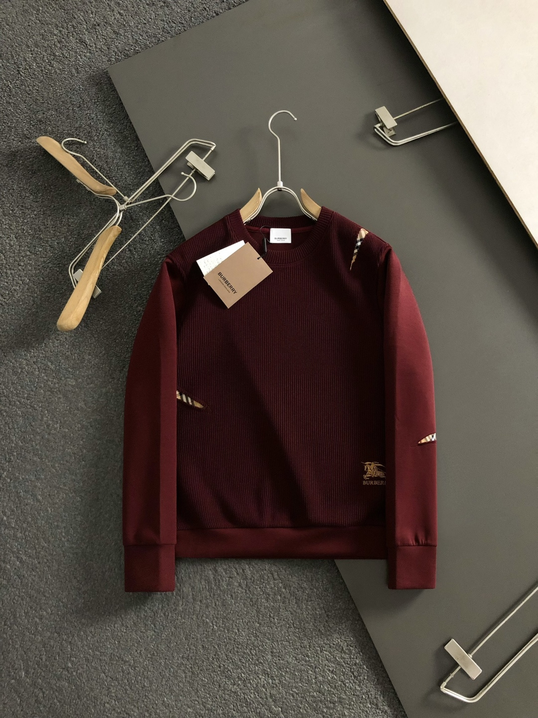 バーバリー「Burberry」バーバリー チェック×ナイト刺繍 クルーネックスウェットシャツ / ロングスリーブスウェット