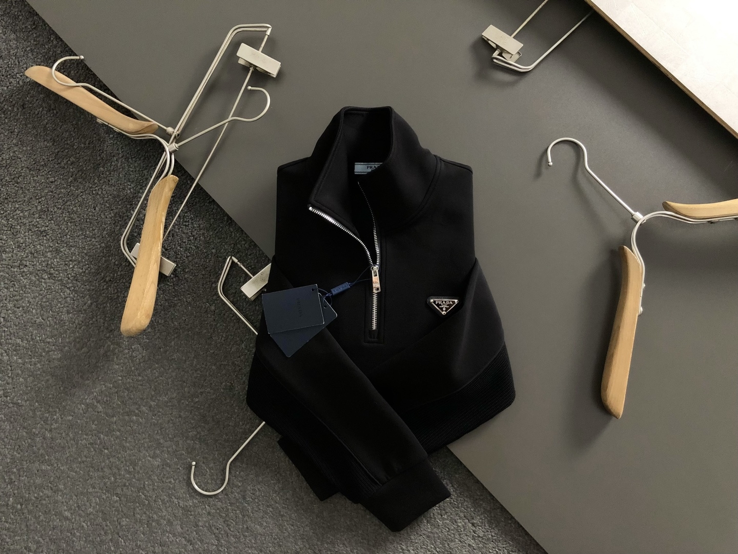 プラダ「Prada」プラダ リサイクルダブルジャージー ジップアップスウェットシャツ / プルオーバー