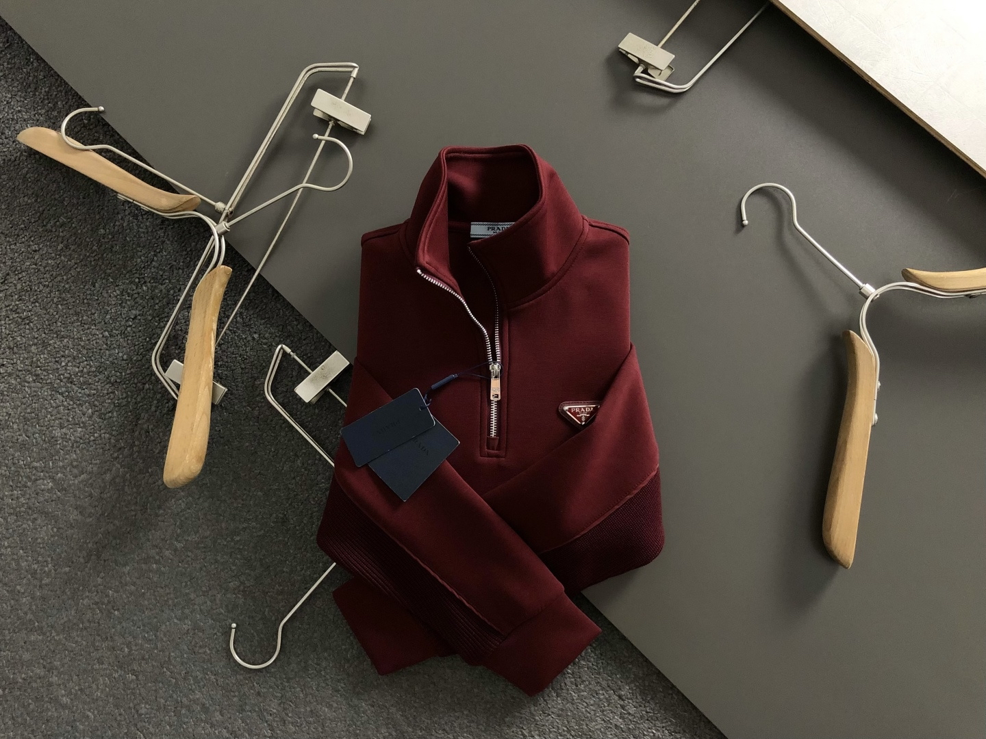プラダ「Prada」プラダ リサイクルダブルジャージー ジップアップスウェットシャツ / プルオーバー
