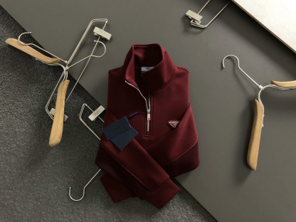 プラダ「Prada」プラダ リサイクルダブルジャージー ジップアップスウェットシャツ / プルオーバー
