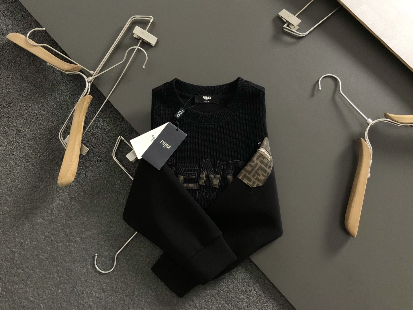 フェンディ「Fendi」フェンディ ロゴパッチ ジップアップスウェットシャツ / プルオーバー