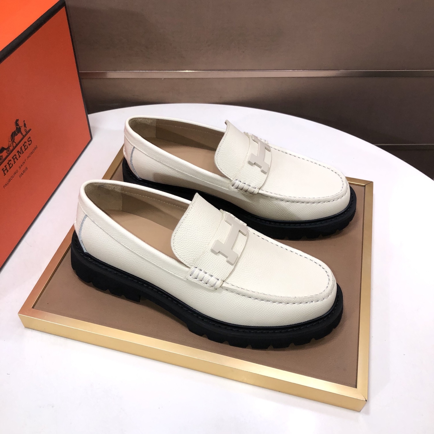 エルメス［Hermès］おしゃれなペアスニーカー