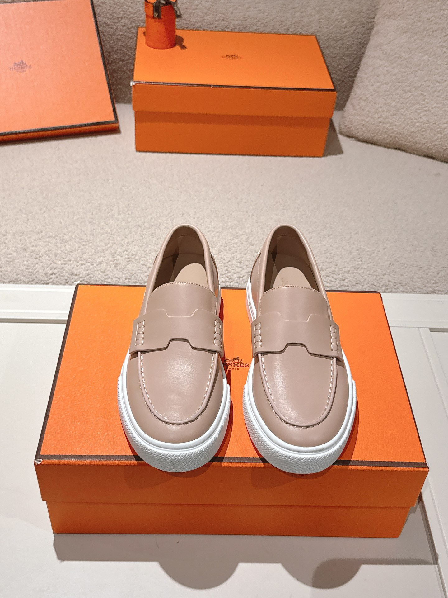 エルメス［Hermès］おしゃれなペアスニーカー
