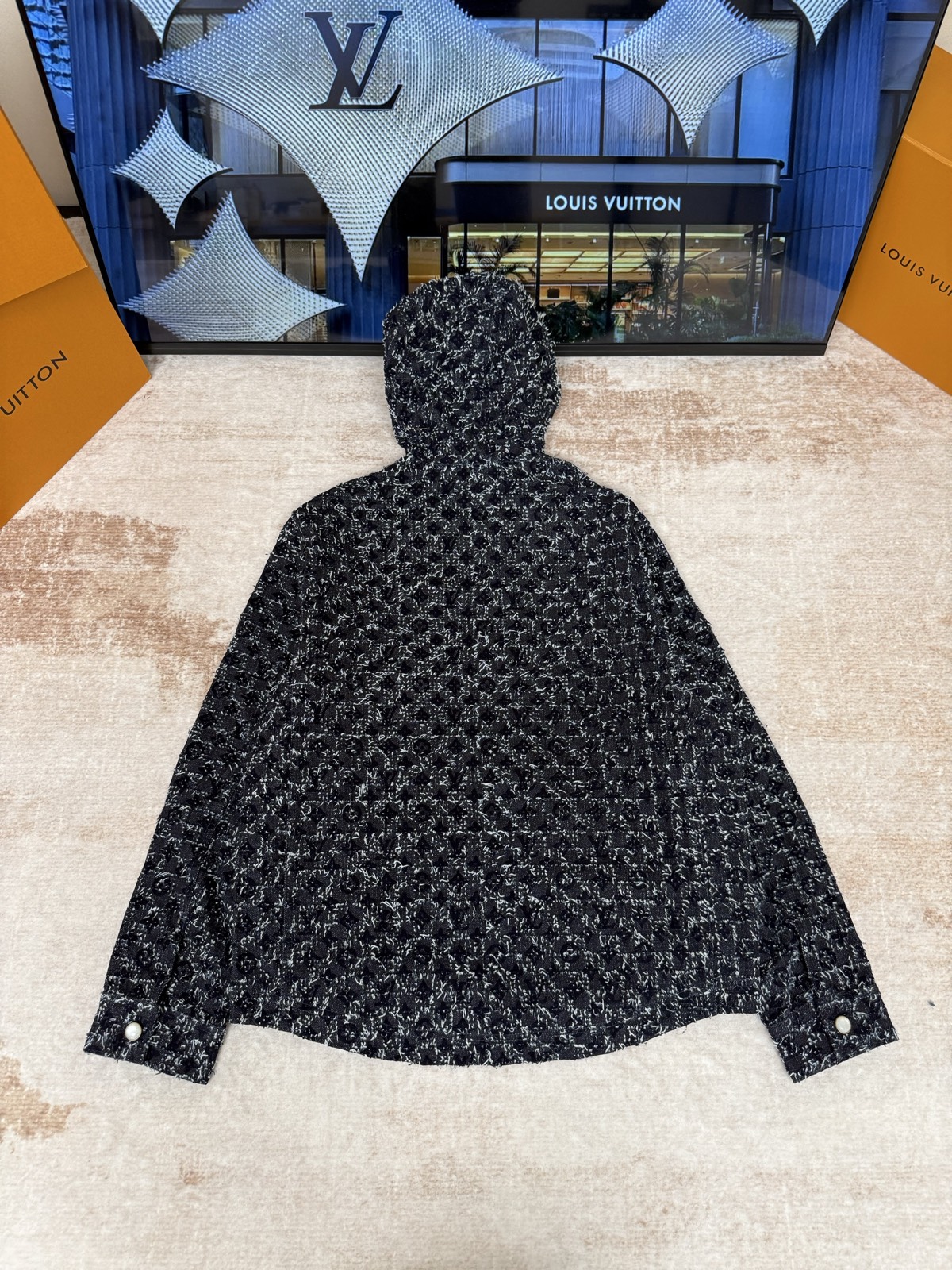 ルイ・ヴィトン「Louis Vuitton」【Wang Hedi 着用モデル】ルイ・ヴィトン モノグラム・フロッキー デニム シアリングジャケット / アウター