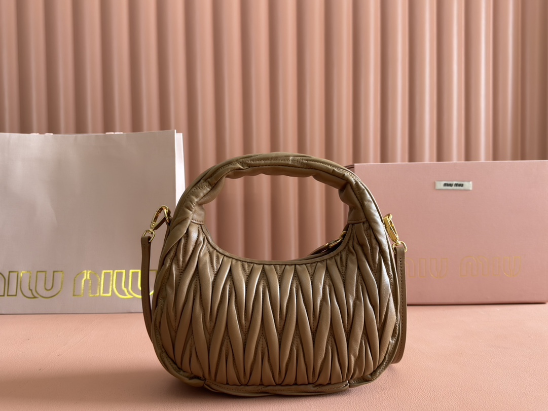 ミュウ ミウ(Miu Miu)ワンダー マトラッセ ラムスキンのホーボー ミニバッグ