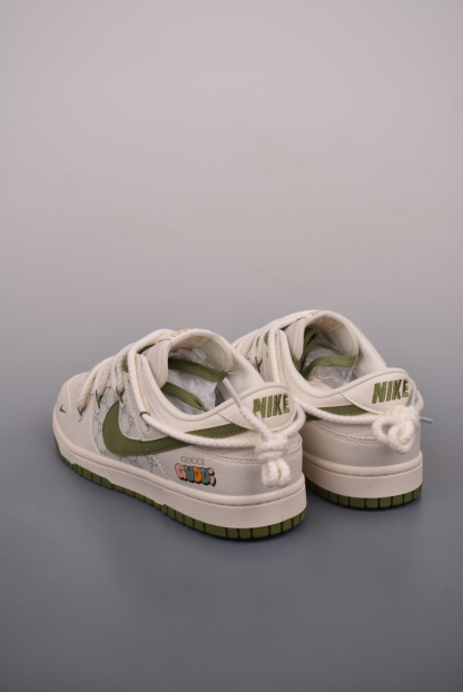 「コラボモデル」Gucci x Nike   SB Dunk Low デコンストラクション ドローストリングスニーカー