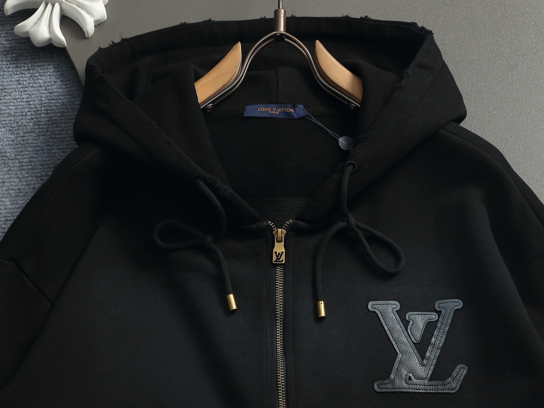 ルイ・ヴィトン「Louis Vuitton」ルイ・ヴィトン レタリング レザーパッチ フーデッド スウェットシャツ / ユニセックス