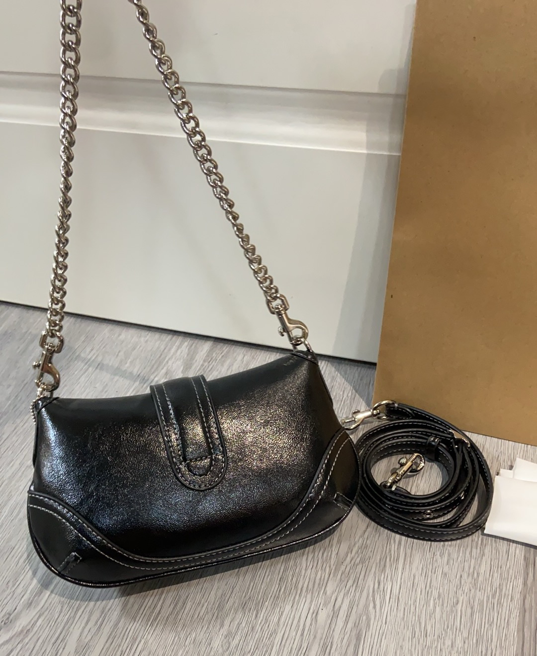 コーチ「Coach」Nolita ラミネートレザー バゲットバッグ