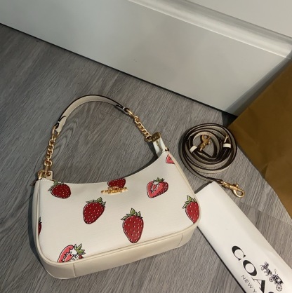 コーチ「Coach」ストロベリー テリ アンダーアームバッグ