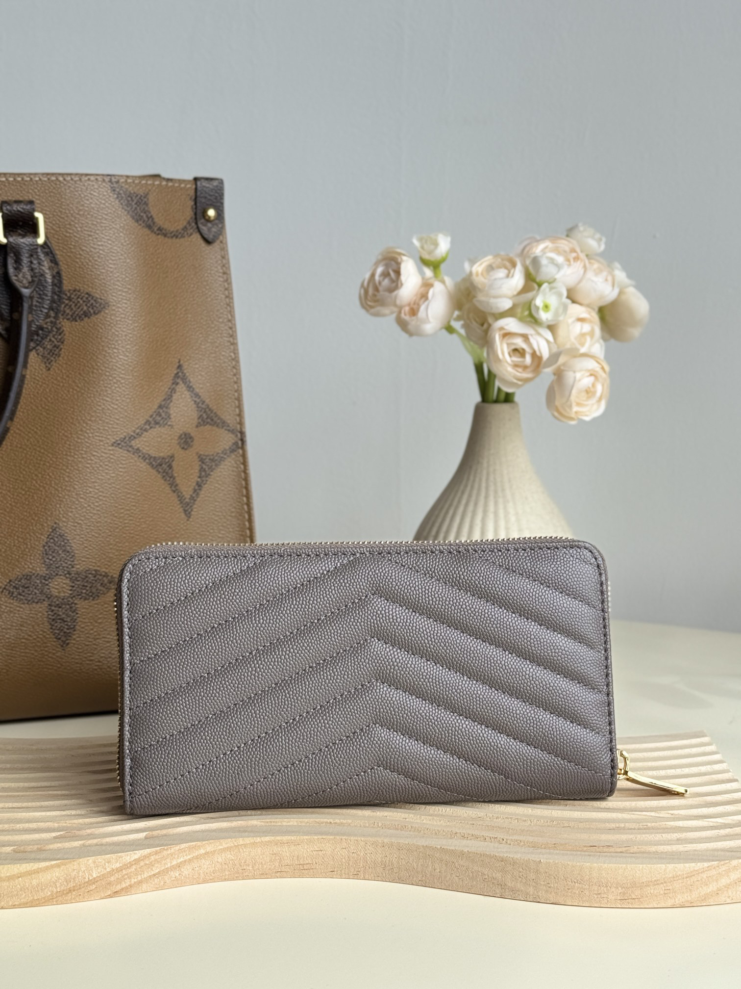 モノグラム・サンローラン「Saint Laurent」フルジップウォレット（グレインパウダーテクスチャー キルティングレザー）