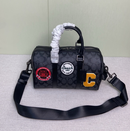 コーチ「Coach」Venturer ピローショルダーバッグ