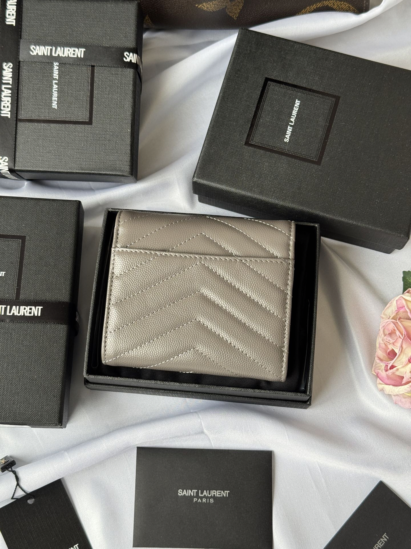 サンローラン「Saint Laurent」CASSANDRE MATELASSÉ 三つ折り財布