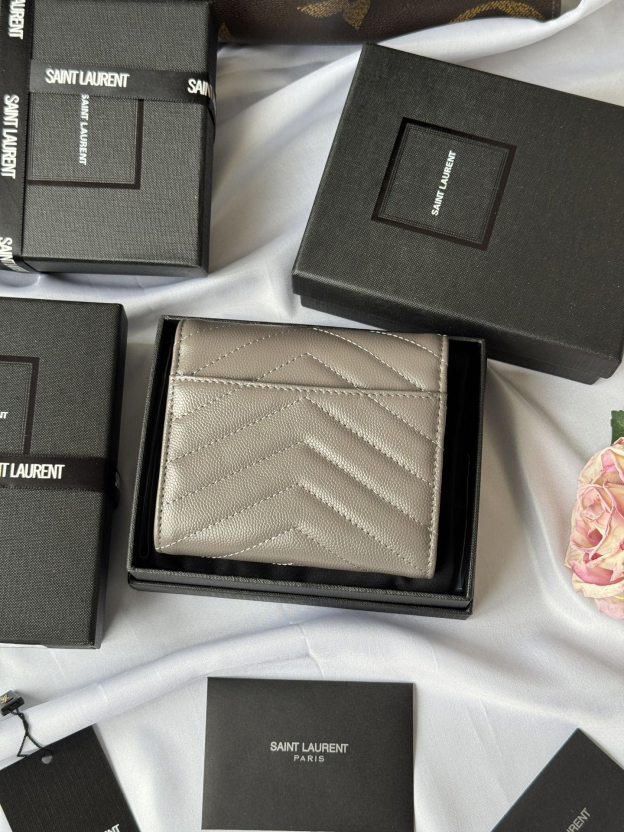 サンローラン「Saint Laurent」CASSANDRE MATELASSÉ 三つ折り財布