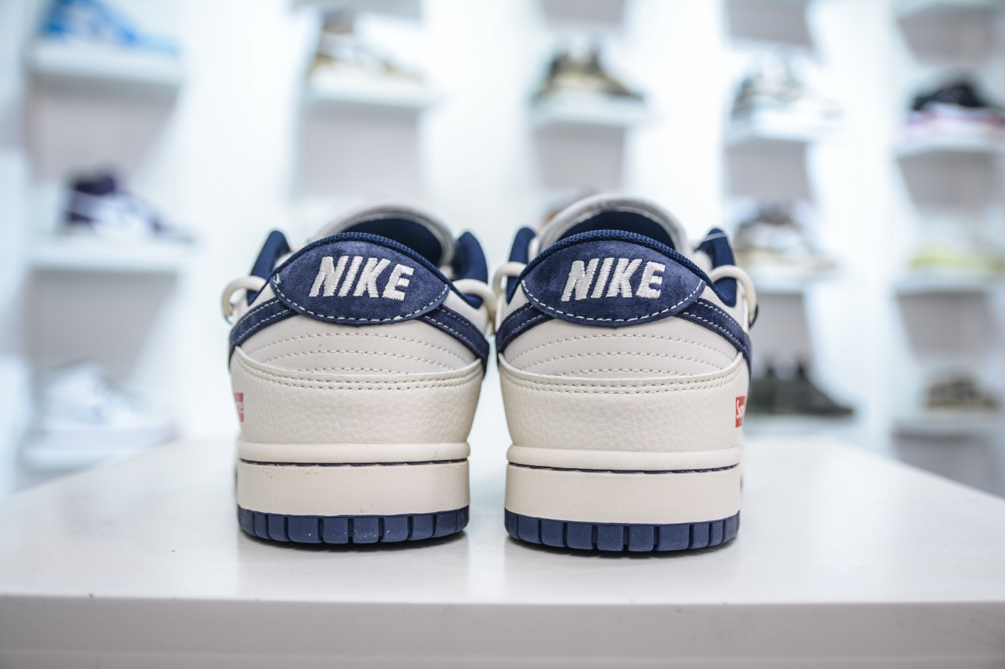 「コラボモデル」Supreme x Nike SB Dunk Low スニーカー