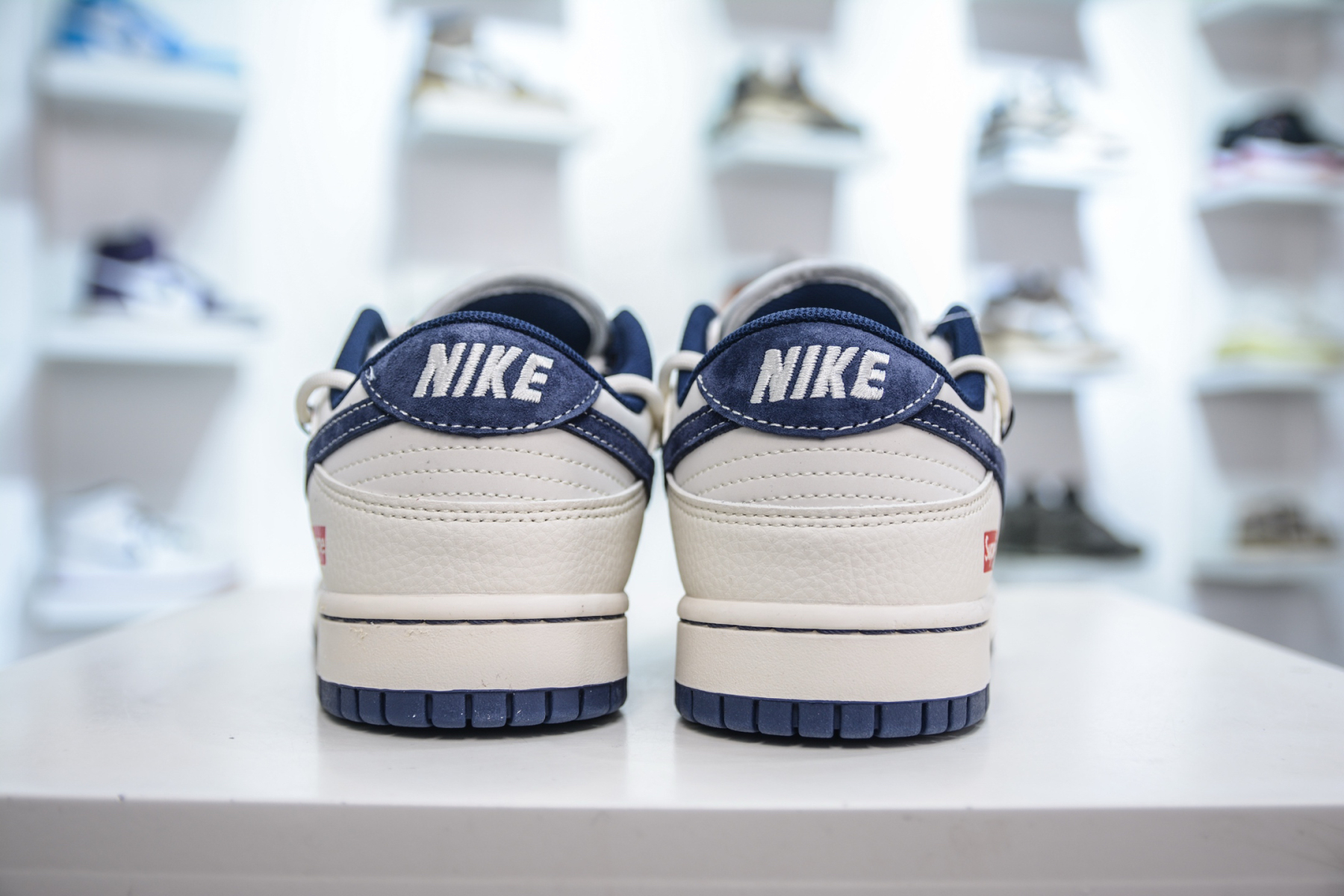 「コラボモデル」Supreme x Nike SB Dunk Low スニーカー