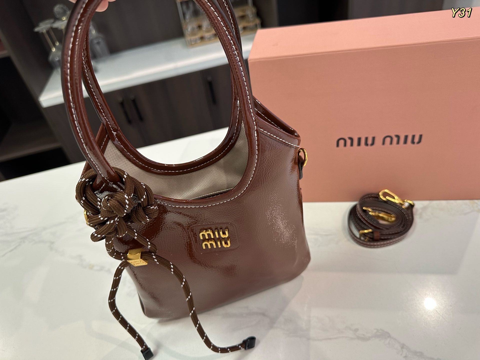 ミュウミュウ「Miu Miu」ラミー アイビートートバッグ コンパクトスリムシルエット
