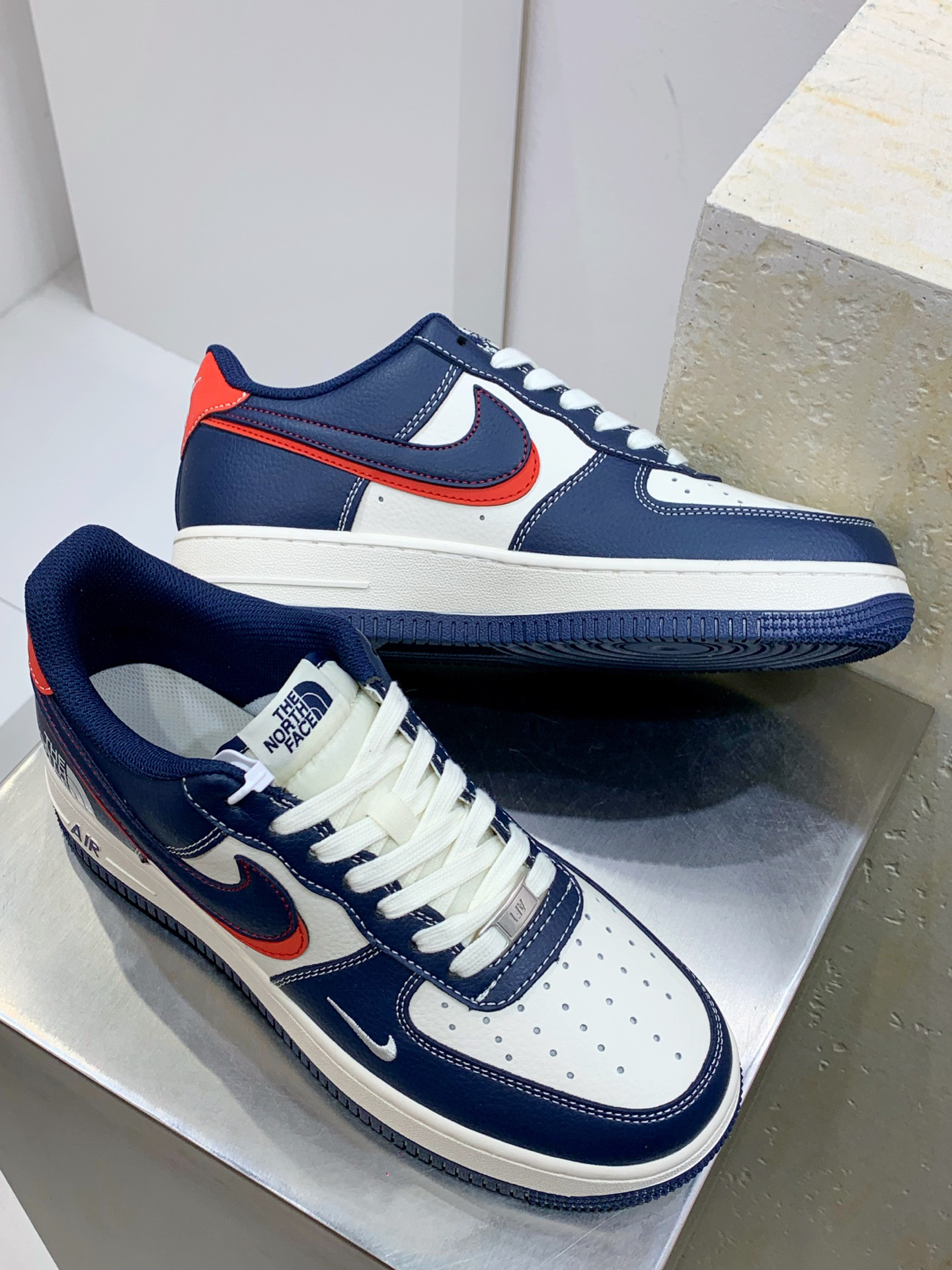「コラボモデル」The North Face x Nike  Air Force 1 Low 07 'White Blue Red' ダブルスモールスウッシュ スニーカー