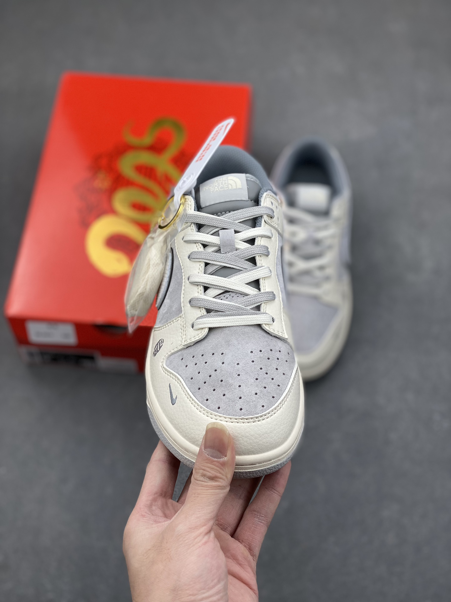 「コラボモデル」The North Face x Nike SB Dunk Low スネークイヤー エディション 'White Grey' ダブルシューレース スニーカー