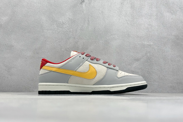 「コラボモデル」The North Face x Nike SB Dunk Low スネークイヤー エディション 'Beige Grey Red' スターライト スニーカー